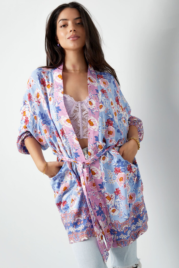 Kurzer Kimono mit lila Blüten – mehrfarbig Bild5